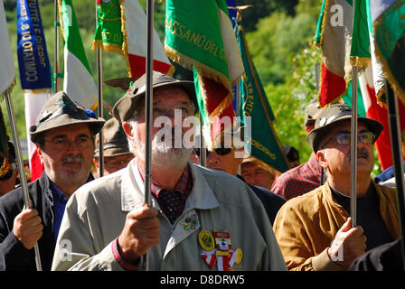 Veneto, Italia. 26 Maggio, 2013. Follina austro-ungarico guerra mondiale un cimitero. Xxii Austro-Italian celebrazione congiunta per la pace. Autorità civili e militari dei paesi europei hanno partecipato la cerimonia di oggi e di un comune servizio religioso è stato celebrato dai funzionari di cinque culti presso l'impero austro-ungarico cimitero di guerra di Follina. Organizzazione di Mario Eichta e Osterreichisches Schwarzes Kreuz. Foto Stock