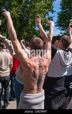 Woolwich, Londra, Regno Unito. 26 Maggio, 2013. Giovani uomini chand slogan patriottico presso la scena del soldato assassinato il batterista Lee Rigby la morte a Woolwich. Credito: Paolo Davey/Alamy Live News Foto Stock