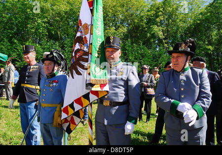 Veneto, Italia. 26 Maggio, 2013. Follina austro-ungarico guerra mondiale un cimitero. Xxii Austro-Italian celebrazione congiunta per la pace. Autorità civili e militari dei paesi europei hanno partecipato la cerimonia di oggi e di un comune servizio religioso è stato celebrato dai funzionari di cinque culti presso l'impero austro-ungarico cimitero di guerra di Follina. Organizzazione di Mario Eichta e Osterreichisches Schwarzes Kreuz. Foto Stock