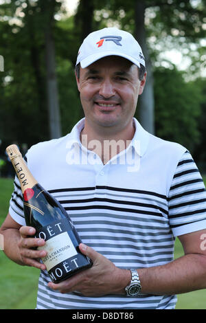 Wentworth, Virginia Water, UK. 26 Maggio, 2013. Simon Khan (ita) Il runner-up del 2013 BMW PGA Championship di Wentworth Golf Club. Foto Stock