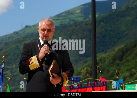 Veneto, Italia. 26 Maggio, 2013. Follina austro-ungarico guerra mondiale un cimitero. Xxii Austro-Italian celebrazione congiunta per la pace. Autorità civili e militari dei paesi europei hanno partecipato la cerimonia di oggi e di un comune servizio religioso è stato celebrato dai funzionari di cinque culti presso l'impero austro-ungarico cimitero di guerra di Follina. Organizzazione di Mario Eichta e Osterreichisches Schwarzes Kreuz. Foto Stock