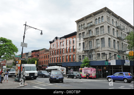 Atlantic Avenue e Clinton Street in Brooklyn è noto per il suo cibo arabo negozi e ristoranti. Maggio 18, 2013 Foto Stock