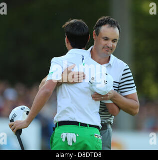 Wentworth, Virginia Water, UK. 26 Maggio, 2013. Simon Khan (ITA) congratualtes Matteo Manassero (ITA) il vincitore del 2013 BMW PGA Championship di Wentworth Golf Club. Foto Stock