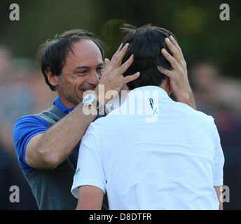 Wentworth, Virginia Water, UK. 26 Maggio, 2013. Matteao Manassero si congratula con il suo papà come egli vince il 2013 BMW PGA Championship di Wentworth Golf Club. Foto Stock