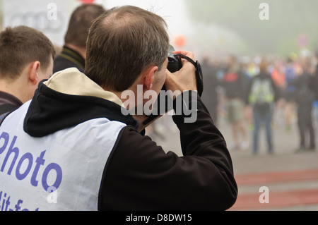 Ufficiali accreditati fotografo professionista a fotografare un evento pubblico Foto Stock