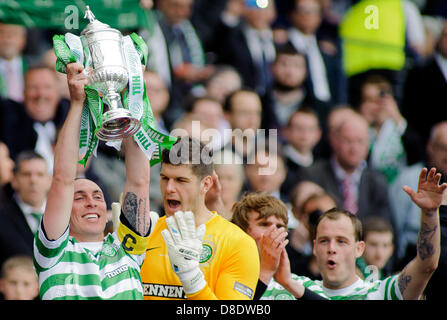 Glasgow, Scotland, Regno Unito. Domenica 26 maggio 2013. Celtics Scott Brown alza la coppa durante gli Hibs v Celtic William Hill Scottish Cup finale all'Hampden Park Stadium. Credito: Colin Lunn / Alamy Live News Foto Stock
