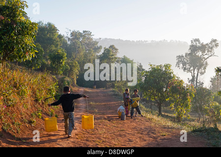 Bambini il recupero di acqua, Kalaw, Myanmar, Asia Foto Stock