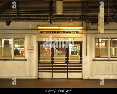 Una uscita dai binari della ferrovia a Newark Penn Station, Newark, New Jersey, STATI UNITI D'AMERICA Foto Stock