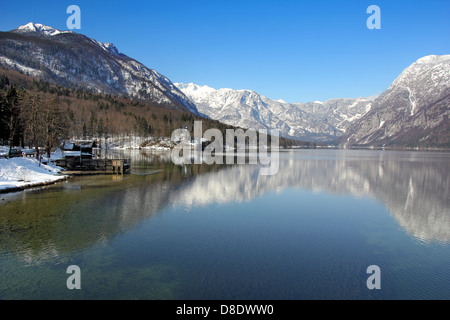 Il lago di Bohinj al mattino sole invernale Foto Stock