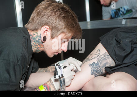 Londra, UK, 26 maggio 2013. Tattooist Giordania Keeble, 20 da Cambridge (sinistra) funziona su un tatuaggio di una mongolfiera per Ella Harper, 19, un amministratore da London Credit: /Alamy Live News Foto Stock