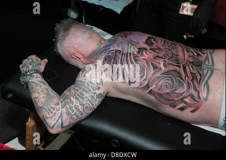 Londra, UK, 26 maggio 2013. Design by Croydon tattoo artist Leo Rios ,28, sul retro del compagno tattoo artist Arron materie, 47, da Manchester Credito: Terence Mendoza/Alamy Live News Foto Stock