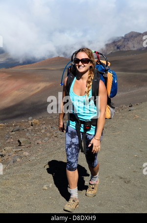 Escursionista sulle sabbie di scorrimento Trail a Haleakala National Park a Maui Foto Stock
