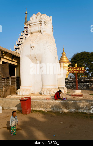 Lion all'entrata di Shwezigon Pagoda, Nyaung-U, Bagan, Myanmar Foto Stock