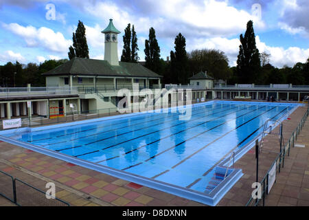 Peterborough Lido apre per la stagione estiva di Peterborough, Regno Unito Maggio 25, 2013 Il Peterborough Lido piscina al primo giorno del weekend, che si spera non sarà un washout completo. Pic: Paolo Marriott Fotografia/Alamy Live News Foto Stock