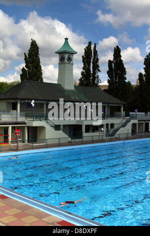 Peterborough Lido apre per la stagione estiva di Peterborough, Regno Unito Maggio 25, 2013 Un paio di primi nuotatori godendo il Peterborough Lido piscina al primo giorno del weekend, che si spera non sarà un washout completo. Pic: Paolo Marriott Fotografia/Alamy Live News Foto Stock