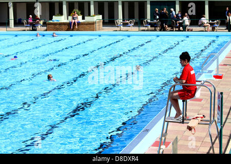 Peterborough Lido apre per la stagione estiva di Peterborough, Regno Unito 25 maggio 2013 Lifeguard Rachel Kelly veglia sul Peterborough Lido piscina al primo giorno del weekend, che si spera non sarà un washout completo. Pic: Paolo Marriott Fotografia/Alamy Live News Foto Stock