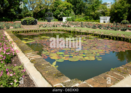 In Alabama, Theodore vicino Mobile. Storica i Bellingrath Gardens e la Casa Giardino di Rose lily pond. Foto Stock