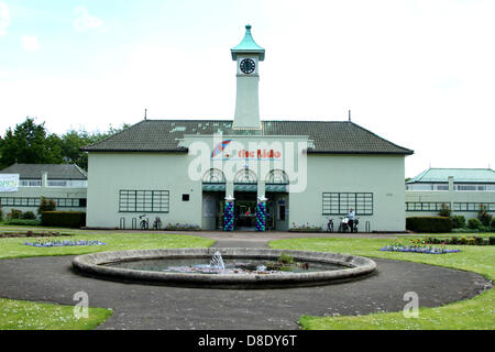 Peterborough Lido apre per la stagione estiva di Peterborough, Regno Unito Maggio 25, 2013 Il Peterborough Lido piscina al primo giorno del weekend, che si spera non sarà un washout completo. Pic: Paolo Marriott Fotografia/Alamy Live News Foto Stock