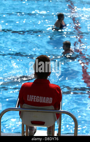 Peterborough Lido apre per la stagione estiva di Peterborough, Regno Unito Maggio 25, 2013 un bagnino veglia su di Peterborough Lido piscina al primo giorno del weekend, che si spera non sarà un washout completo. Pic: Paolo Marriott Fotografia/Alamy Live News Foto Stock