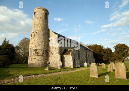 La Chiesa di Beeston St Lawrence con una torre rotonda, Norfolk, East Anglia UK Foto Stock