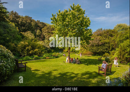 Highdown giardini, Worthing, West Sussex, Regno Unito. Il 26 maggio 2013. I visitatori godere il sole primaverile a Highdown giardini, Worthing, West Sussex, Photo credit: Julia Claxton /Alamy Live News Foto Stock