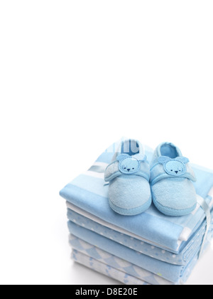 Carino blue baby boy scarpe su una pila di swaddling coperte isolati su sfondo bianco Foto Stock