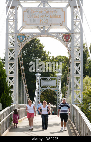 A piedi una croce il Queens Park sospensione ponte sopra il fiume Dee in Chester, Cheshire Foto Stock