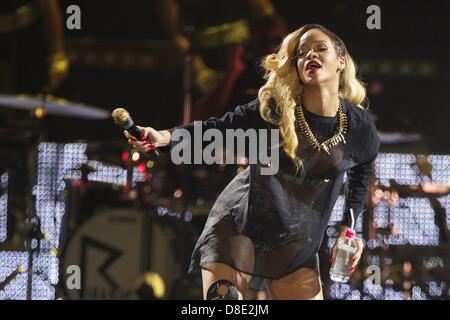 26 maggio 2013 - Bilbao, Spagna - cantante Rihanna esegue sul palco come lei porta il suo 'Diamonds' world tour al Bilbao Exhibition Center. (Credito Immagine: © Jack Abuin/ZUMAPRESS.com) Foto Stock