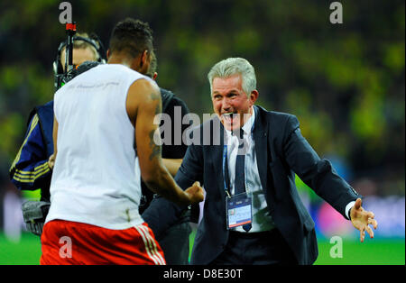 Calcio: European Champions finale di League Cup, Borussia Dortmund vs FC Bayern Monaco di Baviera in stadio di Wembley, London, Regno Unito su 25.05.2013 --- Trainer Jupp Heynckes (Bayern MŸnchen) festeggia con Jerome Boateng (Bayern) Foto Stock