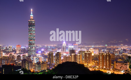 Skyline di Xinyi quartiere nel centro cittadino di Taipei, Taiwan. Foto Stock