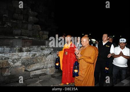 Magelang, Indonesia - Sangha monaci Pradaksina piombo nel tempio Mendut dopo accettazione Puja Bhakti rituale del dharma fuoco e acqua benedetta Vesak 2557 essere/2013 seguito da centinaia buddista. (Foto di Robertus Pudyanto/AFLO) Foto Stock