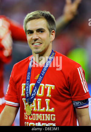 Calcio: European Champions finale di League Cup, Borussia Dortmund vs FC Bayern Monaco di Baviera in stadio di Wembley, London, Regno Unito su 25.05.2013 --- Philipp Lahm (Bayern Muenchen) eith vincitori della Medaglia Foto Stock