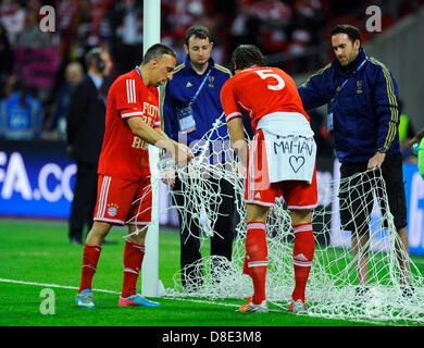 Calcio: European Champions finale di League Cup, Borussia Dortmund vs FC Bayern Monaco di Baviera in stadio di Wembley, London, Regno Unito su 25.05.2013 --- Franck Ribery (FC Bayern Muenchen) (sinistra) e Daniel van Buyten (FCB) tagliare oltre l'obiettivo net Foto Stock