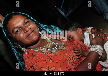 Una notte prima del matrimonio membro della famiglia della sposa si sono riuniti e hanno avuto una festa. La madre e il figlio. Foto Stock