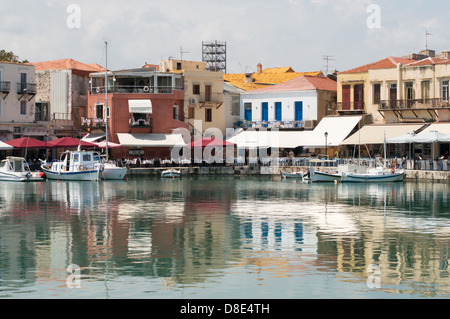 Gli edifici si riflette nel porto di Rethimno, Creta, Grecia Foto Stock