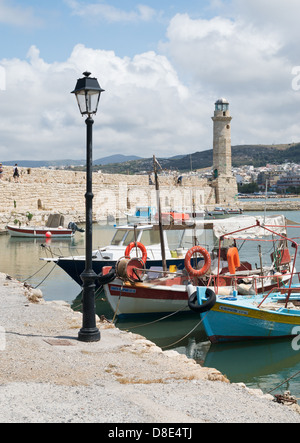 Porto di Rethymno che mostra le barche ormeggiate, Pier e il faro. Creta, Grecia Foto Stock
