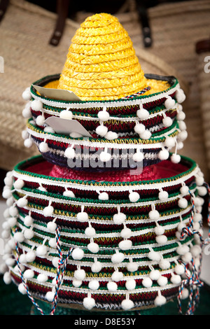 Colorati cappelli messicani in vendita in un mercato di strada. Foto Stock