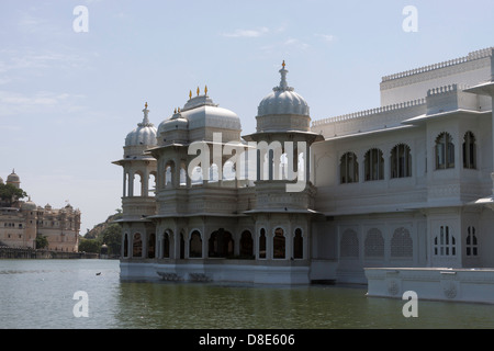 Un ala del Lake Palace hotel nel lago Pichola in Udaipur. Una scintillante di marmo bianco struttura in mezzo al lago. Foto Stock