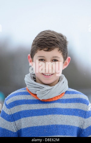 Ragazzo sorridente all'aperto, ritratto Foto Stock