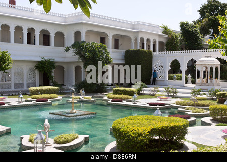 Laghetto di loto e un tempio indù all'interno del Lago Taj Palace hotel in Udaipur, una bella impostazione all'interno del lussuoso hotel di eredità Foto Stock