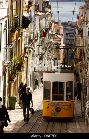 La funicolare Elevador da Bica, Lisbona, Portogallo Foto Stock