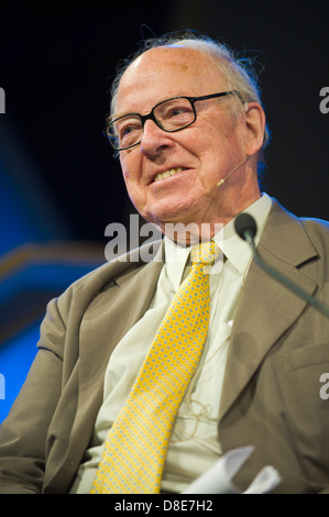 Hans Blix Swedish politico e diplomatico a Hay Festival 2013 Hay-on-Wye Powys Wales UK Foto Stock