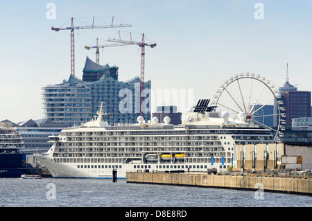 Il mondo nave da crociera al terminal delle navi da crociera ad Amburgo, Germania, Europa Foto Stock