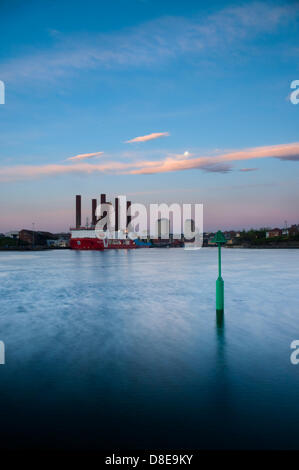 Sunderland, Regno Unito. Il 27 maggio 2013. La luna piena splende sopra il MPI Resolution, il primo al mondo costruito appositamente per la nave di installazione sulle turbine eoliche offshore, fondazioni e pezzi di transizione ormeggiata sul fiume indossare a Sunderland. Credito: Paolo Swinney/Alamy Live News Foto Stock