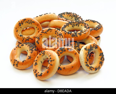 Essiccamento bagel con semi di papavero su sfondo bianco Foto Stock