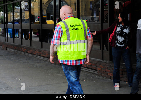 Un EDL steward a una protesta a Londra, Regno Unito. Foto Stock