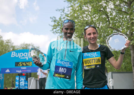 Londra, Inghilterra, Regno Unito. Il 27 maggio 2013. Mo Farah e Katrina Wootton vincere il Bupa London 10.000 m gara nel centro di Londra. Foto: Nick Savage/Alamy Live News Foto Stock