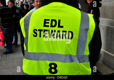 Un EDL steward a una protesta a Londra, Regno Unito. Foto Stock