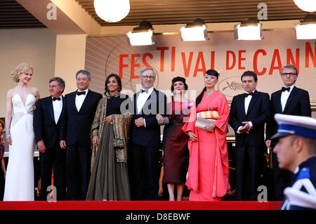 Cannes, Francia. Il 26 maggio 2013. Attore francese Daniel Auteuil, attrice australiana Nicole Kidman, Indiano attrice Vidya Balan, direttore giapponese Naomi Kawase, direttore Taiwanese Ang Lee, noi direttore e presidente del lungometraggio giuria Steven Spielberg, British Direttore Lynne Ramsay, direttore rumeno Cristian Mungiu e attore austriaco Christoph Waltz frequentando il 'Zulu' premiere e cerimonia di chiusura al 66° Festival di Cannes. Maggio 26, 2013. Credito: DPA/Alamy Live News Foto Stock