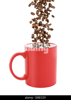 Red tazza di caffè isolato con la caduta di chicchi di caffè Foto Stock